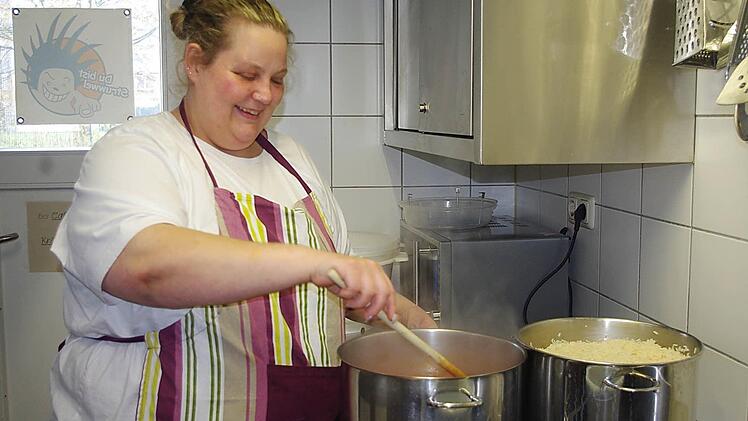 Die Köchin Natascha Christmann rührt Reis.  Foto: Heike Schülein