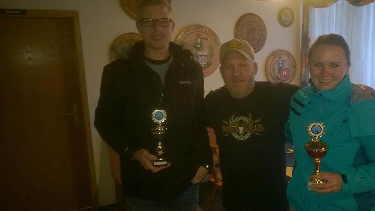 Benedikt Bach (1. Platz laufende Sau Herren), 3. Schützenmeister Michael Rundell und Saskia Aster (1. Platz Damen "Laufende Sau" ). Foto: Manfred Koch