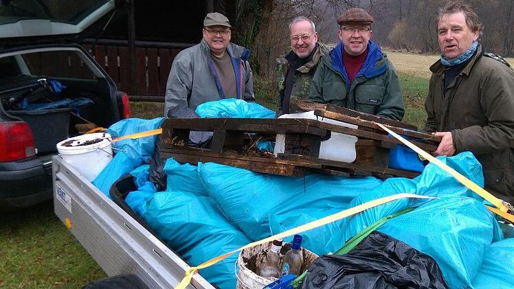 Armin Sauermann, Karl-Heinz Döbereiner, Wolfram Hoppe und Michael Kramer verluden hier einen Teil des Mülls auf einen Anhänger. Foto: Karlheinz Franz
