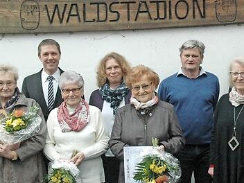 Für ihre langjährige Treue zum Obst- und Gartenbauverein Waldsachsen wurden diese Mitglieder gewürdigt und ausgezeichnet.  Foto: Edwin Meißinger