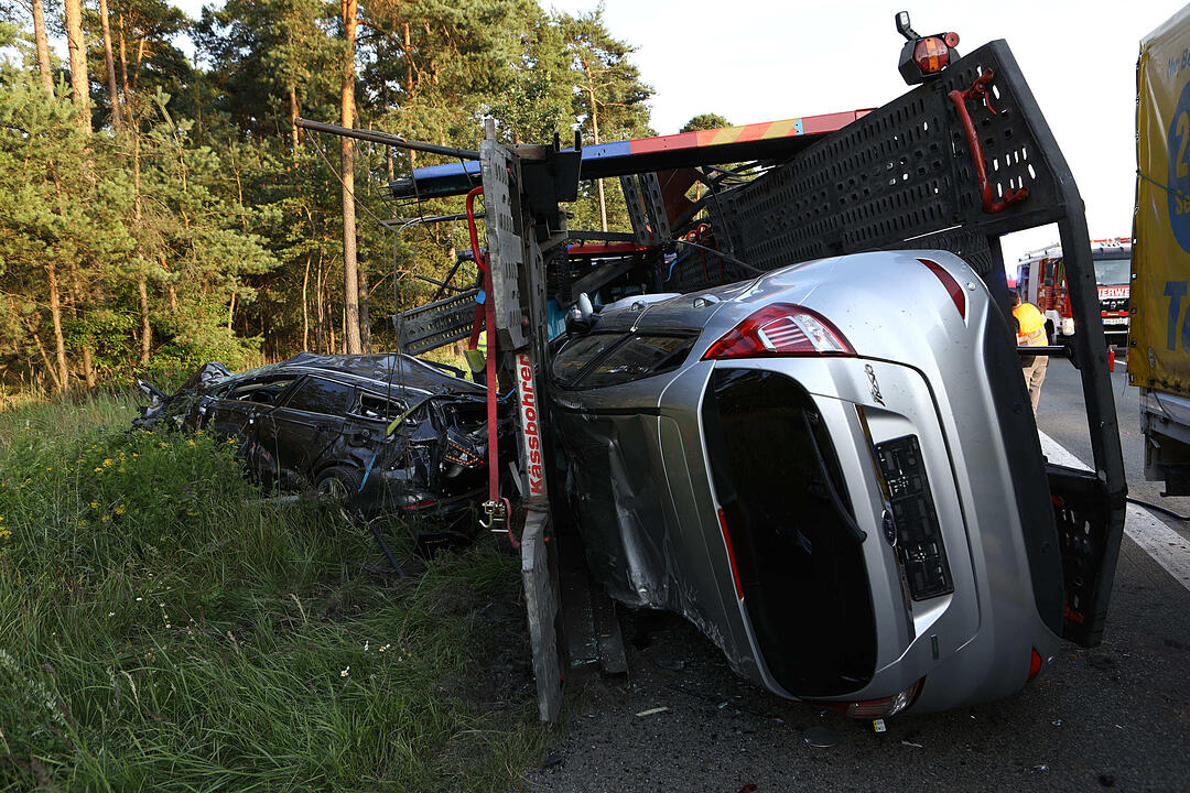 Kampf gegen die Zeit: Vollbeladener Autotransporter ŸberschlŠgt sich auf der A9 - Feuerwehr braucht anderthalb Stunden, um eingeklemmten Fahrer zu befreien