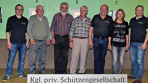 Siegerehrungs: Sportleiter Patrick Lumpe, die Siegermannschaft mit Willi Pfennig,  Karl Mai,  Harald Petsch und  Reiner Henneberger sowie die beste Einzelsch&uuml;tzin  Elisabeth Gerlach und der 2. Sch&uuml;tzenmeister Roland D&ouml;mling (v.l.n.r.). Foto: Dieter Britz
