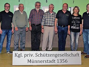 Siegerehrungs: Sportleiter Patrick Lumpe, die Siegermannschaft mit Willi Pfennig,  Karl Mai,  Harald Petsch und  Reiner Henneberger sowie die beste Einzelschützin  Elisabeth Gerlach und der 2. Schützenmeister Roland Dömling (v.l.n.r.). Foto: Dieter Britz
