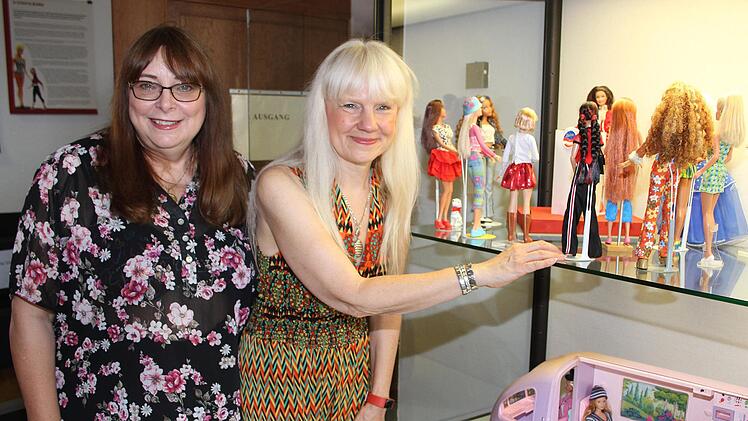 Bettina Dorfmann (rechts) hat mehr als 18000 Barbiepuppen und damit die weltgr&ouml;&szlig;te Barbie-Sammlung &uuml;berhaupt. Karin Schrey hat die Ausstellung im Zinnfigurenmuseum konzipiert.