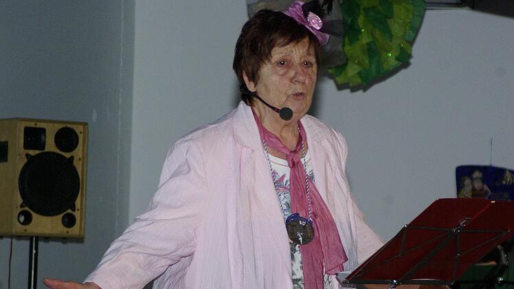 Die "Grand Dame" in der HaKaGe-Bütt, Christel Harmgarth, mühte sich vergeblich um weniger Pfunde. Foto: Winfried Ehling