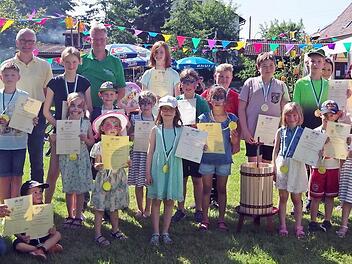 "Fischbachs frecha Früchtla" gewannen den Kinder- und Jugendgruppenwettbewerb des Landesverbands für Gartenbau und Landespflege auf Kreisebene. Beim Gartenfest zeichnete sie Zweiter Kreisverbandsvorsitzender Volker Wündisch (hinten, Zweiter von links) hierfür aus. Foto: Heike Schülein