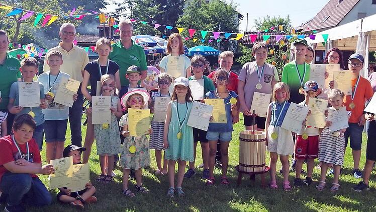"Fischbachs frecha Früchtla" gewannen den Kinder- und Jugendgruppenwettbewerb des Landesverbands für Gartenbau und Landespflege auf Kreisebene. Beim Gartenfest zeichnete sie Zweiter Kreisverbandsvorsitzender Volker Wündisch (hinten, Zweiter von links) hierfür aus. Foto: Heike Schülein