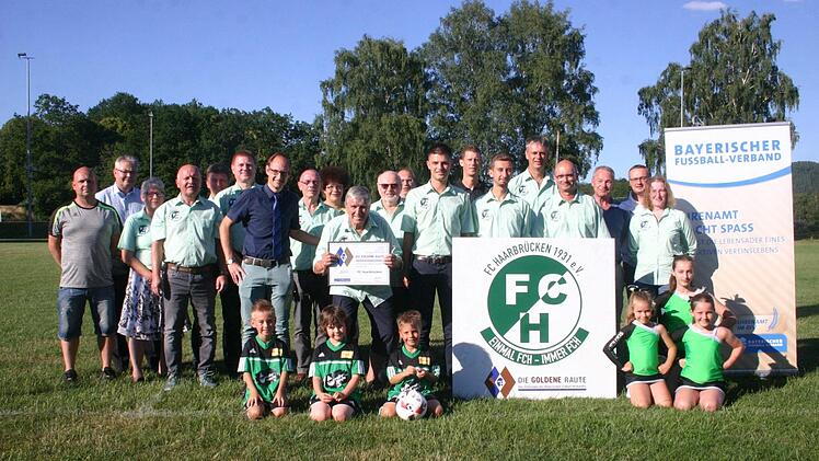 Stolz ist man beim FC Haarbr&uuml;cken auf die Verleihung der "Goldenen Raute" durch den Bayerischen Fu&szlig;ballverband. Mit dem G&uuml;tesiegel wurde der Verein f&uuml;r sein langj&auml;hriges und herausragendes Engagement in den Bereichen Jugendf&ouml;rderung, Breitensport sowie Pr&auml;vention und Vorbeugung ausgezeichnet. Foto: Martin Rebhan