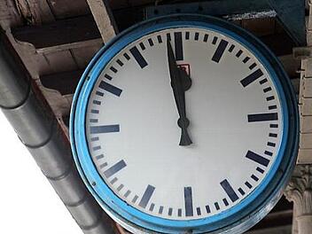 Die Uhr für den Bahnhofsumbau tickt, wann der Zeiger auf die Zwölf springt, ist laut DB allerdings noch nicht gesichert. Foto: Marco Meißner