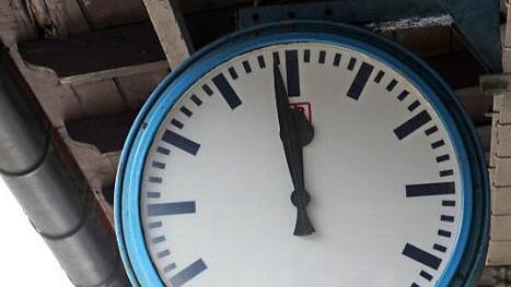 Die Uhr für den Bahnhofsumbau tickt, wann der Zeiger auf die Zwölf springt, ist laut DB allerdings noch nicht gesichert. Foto: Marco Meißner