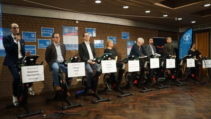 Die OB-Kandidaten gerieten bei der Podiumsdiskussion nicht nur wegen kritischer Fragen ins Schwitzen.     Foto: Pascale Ferry