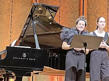 Die musizierenden Mitarbeiter der Kissinger Klang-Werkstatt 2021 (von links): Am Flügel Axel Bauni und Jan Philip Schulze, an der Rampe Sarah Aristidou, Ekaterina Chayka-Rubinstein und Julian Freibott.