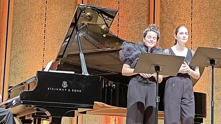 Die musizierenden Mitarbeiter der Kissinger Klang-Werkstatt 2021 (von links): Am Flügel Axel Bauni und Jan Philip Schulze, an der Rampe Sarah Aristidou, Ekaterina Chayka-Rubinstein und Julian Freibott.