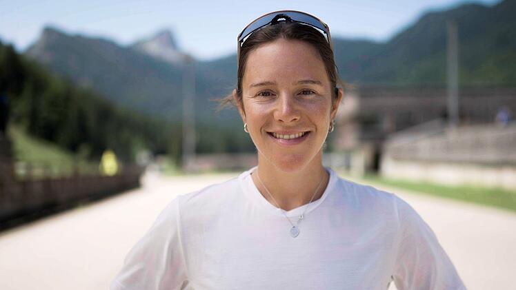 Biathletin Sophia Schneider weiß, wie wichtig gesunde Zähne für die Gesamtgesundheit des Körpers sind - und wie zunächst unerklärliche Verspannungen erklärt werden können.