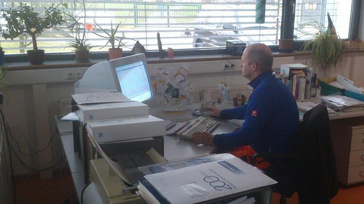 Klärwärter Horst Kroll am Computer