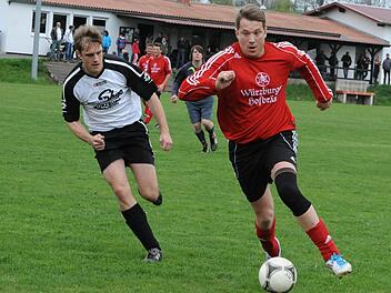 Daniel Lutz (links) vom SV Gräfendorf/Dittlofsroda macht sich auf die Verfolgung des Schlimpfhofers Björn Seidl. Das letzte Aufgebot der DJK kassiert eine deftige 0:5-Pleite. Foto: Hopf