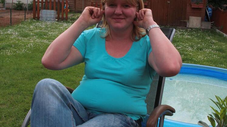 Andrea Kayser hält sich die Ohren zu.