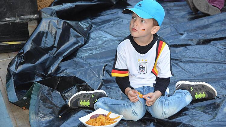 Zunächst stand für viele Fans das Essen im Vordergrund, auch für Lukas, der hier seine Pommes für fünf Euro verzehrt.