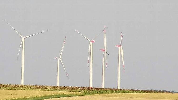 15 Kilometer entfernt und doch so nah: Die Windräder bei Volkershausen vom Säuberg aus gesehen.