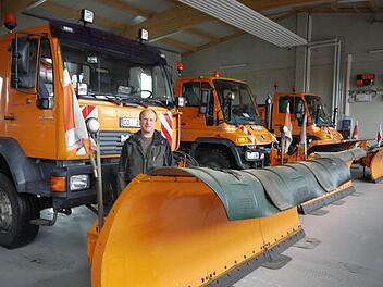 Nach dem nächtlichen Einsatz frisch gewaschen und einsatzbereit: Die Räumfahrzeuge des Landkreises und ihr Koordinator Edelbert Schöpplein, Leiter der Straßenmeisterei. Foto: Berthold Köhler