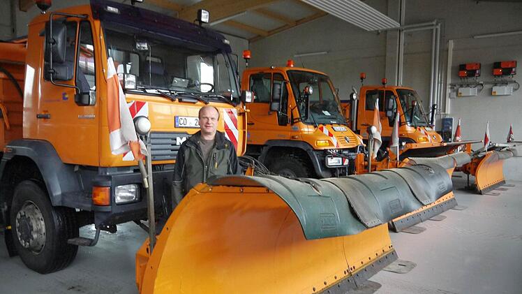Nach dem nächtlichen Einsatz frisch gewaschen und einsatzbereit: Die Räumfahrzeuge des Landkreises und ihr Koordinator Edelbert Schöpplein, Leiter der Straßenmeisterei. Foto: Berthold Köhler