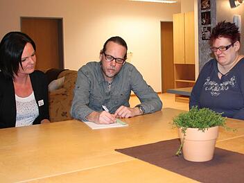 Neues Team in neuen Räumen: Micha Klapp leitet die Tagespflege der Awo. Kartin Rott (links) und Sandra Schönstein unterstützen ihn. Foto: Ulrike Müller