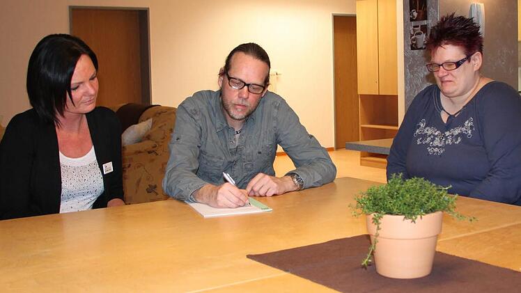 Neues Team in neuen Räumen: Micha Klapp leitet die Tagespflege der Awo. Kartin Rott (links) und Sandra Schönstein unterstützen ihn. Foto: Ulrike Müller