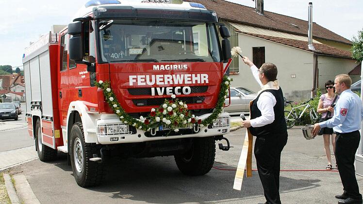 FFW Kirchaich: Kaplan Christian Montag spendete dem neuen LF20 der Feuerwehr Kirchaich den kirchlichen Segen.