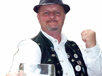 Roland Schaller ist Musiker aus Passion und seit vielen Jahren der Kopf der Kulmbocher Stollmusikanten. Nun hat er ein Lied über den Maßkrug und das Kulmbacher Bier geschrieben. Foto: privat