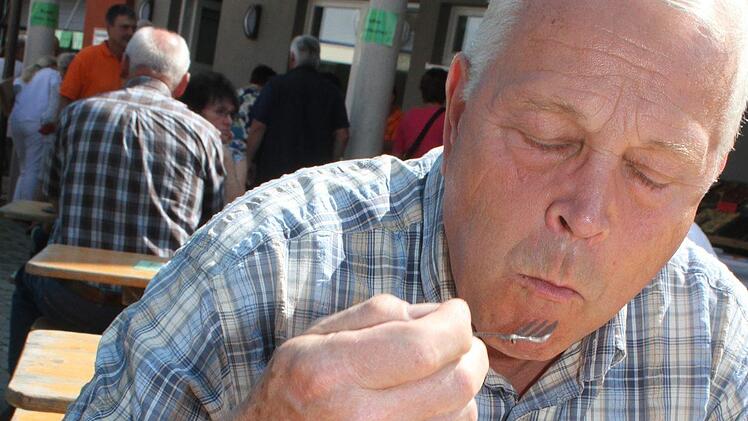 Dieter Knoll genießt seine Lieblingskuchen mit geschlossenen Augen. Der Neudrossenfelder ist ein Fan des Blechkuchenfestes.