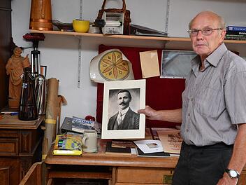 Wilhelm Dorsch mit einem Foto des Firmengründers Umberto (Robert) Revelant Foto: Ronald Rinklef