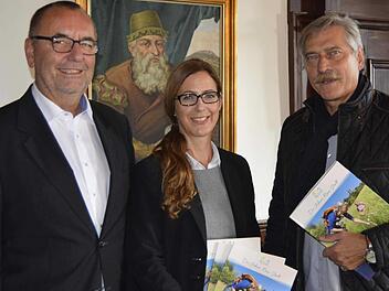Sie stellten das neue Gastgeberverzeichnis vor (von links:) Bürgermeister Jürgen Kohmann, Anne Maria Schneider und  Peter Bäumel. Andreas Welz