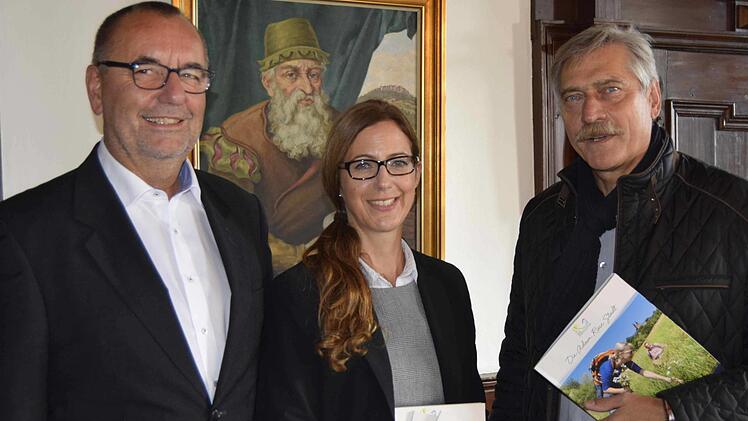 Sie stellten das neue Gastgeberverzeichnis vor (von links:) Bürgermeister Jürgen Kohmann, Anne Maria Schneider und  Peter Bäumel. Andreas Welz