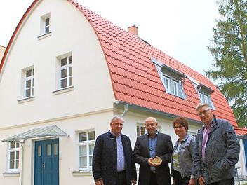 Kleinod mit rundem Dach: Helmut Raab (links) und Werner Weiß (rechts) vom Verein Stadtbild Coburg freuen sich zusammen mit dem Ehepaar Gitte und Martin Würth über die gelungene Sanierung des Wohnhauses in der Lutherstraße 20. Foto: Katja Nauer
