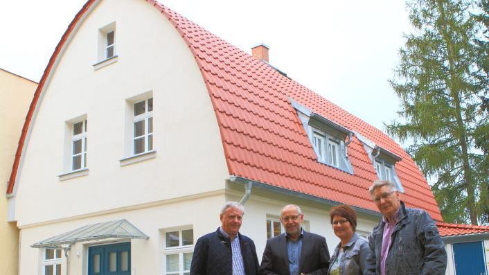 Kleinod mit rundem Dach: Helmut Raab (links) und Werner Weiß (rechts) vom Verein Stadtbild Coburg freuen sich zusammen mit dem Ehepaar Gitte und Martin Würth über die gelungene Sanierung des Wohnhauses in der Lutherstraße 20. Foto: Katja Nauer
