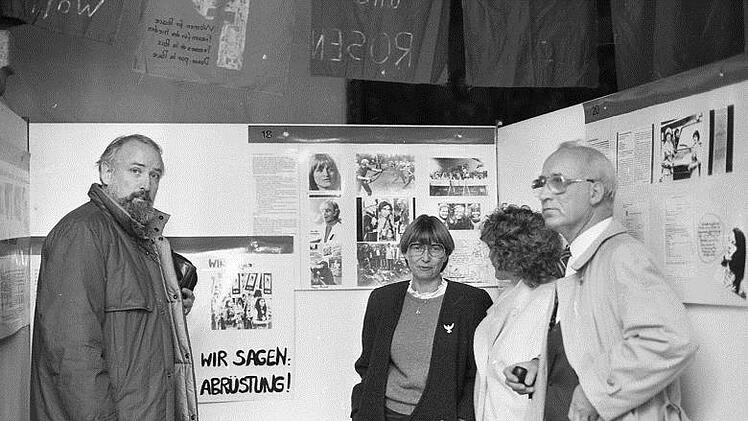 Christine Müller (Mitte)  1985 bei einer Ausstellung im Rathaus, die die Friedensfrauen gegen die Abrüstung veranstaltet hatten.Archiv Saale-Zeitung /Heike Beudert