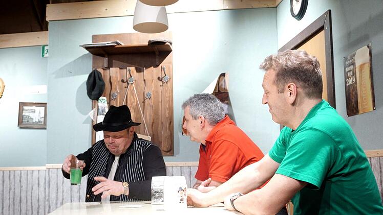 Zwinker-Eddi bietet seine Unterstützung anRichard Sänger