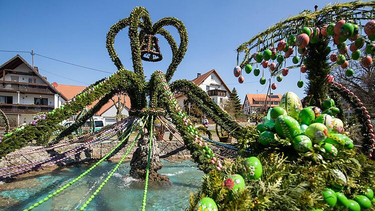 Der  Osterbrunnen in  Bieberbach, einem Ortsteil des Markts Egloffstein  Foto: Daniel Karmann, dpa