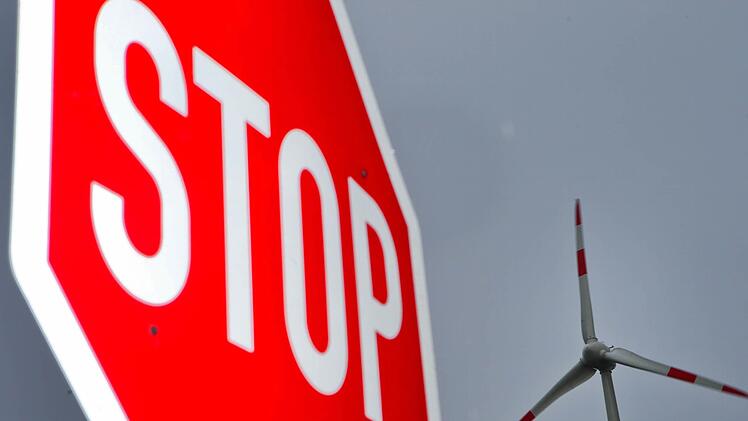 Weil er ein Stopp-Schild missachtete, kam es im unterfränkischen Sondheim vor der Rhön zu einem Zusammenstoß zwischen einem Autofahrer und einem Kleintransporter. Symbolfoto: Jens Büttner/dpa
