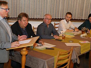 Versammlungsleiter Reinhard Seeber, Bürgermeisterkandidat Stefan Hack, Peter Deckert, Michael Kupfer und Sandra Kupfer Foto: Franz Galster