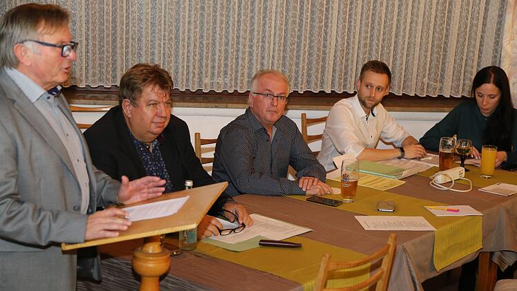 Versammlungsleiter Reinhard Seeber, Bürgermeisterkandidat Stefan Hack, Peter Deckert, Michael Kupfer und Sandra Kupfer Foto: Franz Galster