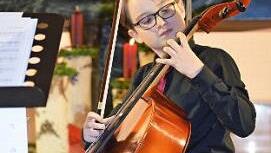 Vincent Birkefeld spielt auf dem Cello "Dance of the Snowman".