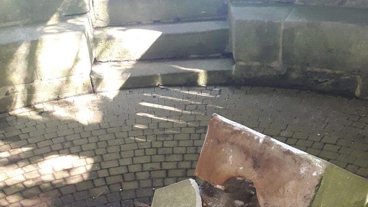 Sinnlos zerstörten Vandalen den Sauerbrunnen in Kothen. Die Polizei fand zerbrochene Flaschen vor Ort. Offensichtlich war viel Alkohol geflossen. Foto: Cosimo Portarulo