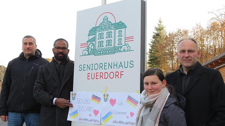 Unterstützen die Arbeit für die Notunterkunft vor Ort: (von links) 3. Bürgermeister Michael Fell, Stiftungsratsvorsitzender der Philippi´schen Altenheimstiftung Pater Sony Kochumalayil, Emilia Röder hat bereits Willkommens-Schilder gemalt, 2. Bürgermeister Michael Röder.