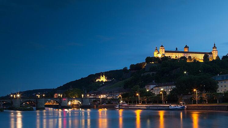 Der Blick auf die Festung bei Nacht.