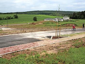 Jede Menge Platz zum Bauen und Leben. Das Neubaugebiet "Kappelleite III" soll noch viele junge Familien nach Rentweinsdorf ziehen. Hier steht Platz für 26 neue Anwesen zur Verfügung. Foto: Eckehard Kiesewetter