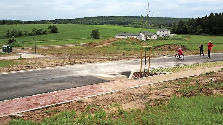 Jede Menge Platz zum Bauen und Leben. Das Neubaugebiet "Kappelleite III" soll noch viele junge Familien nach Rentweinsdorf ziehen. Hier steht Platz für 26 neue Anwesen zur Verfügung. Foto: Eckehard Kiesewetter