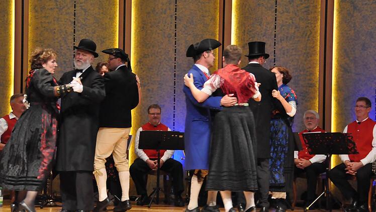 Typische fränkische Figuren- und Rundtänze in der Tracht des beginnenden 20. Jahrhunderts zeigte die Trachtenvolkstanzgruppe Rhönklub Bad Kissingen.