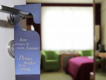 Sich einfach ins gemachte Bett legen k&ouml;nnen: Daf&uuml;r sorgen in Bayern tausende Besch&auml;ftigte im Gastgewerbe. Auch sie sollen von steigenden Ums&auml;tzen in der Branche profitieren, fordert die Gewerkschaft. Foto: NGG