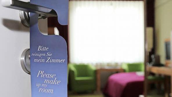 Sich einfach ins gemachte Bett legen k&ouml;nnen: Daf&uuml;r sorgen in Bayern tausende Besch&auml;ftigte im Gastgewerbe. Auch sie sollen von steigenden Ums&auml;tzen in der Branche profitieren, fordert die Gewerkschaft. Foto: NGG